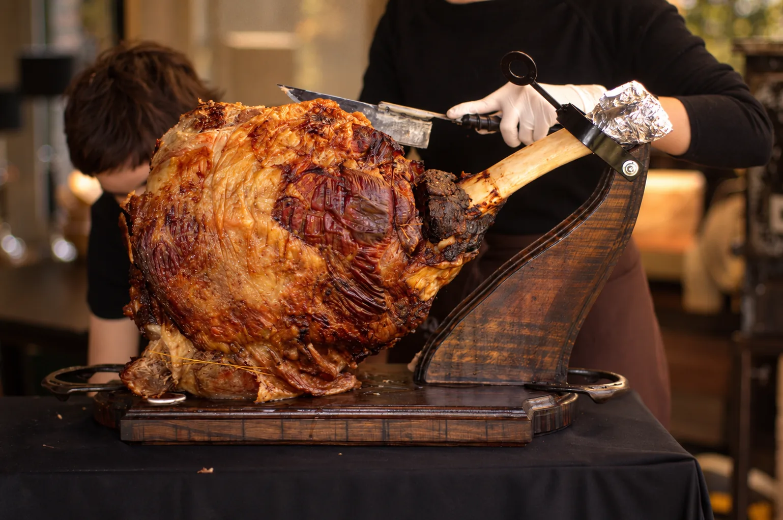 pernil de ternera recién horneado sobre su soporte, listo para cortar