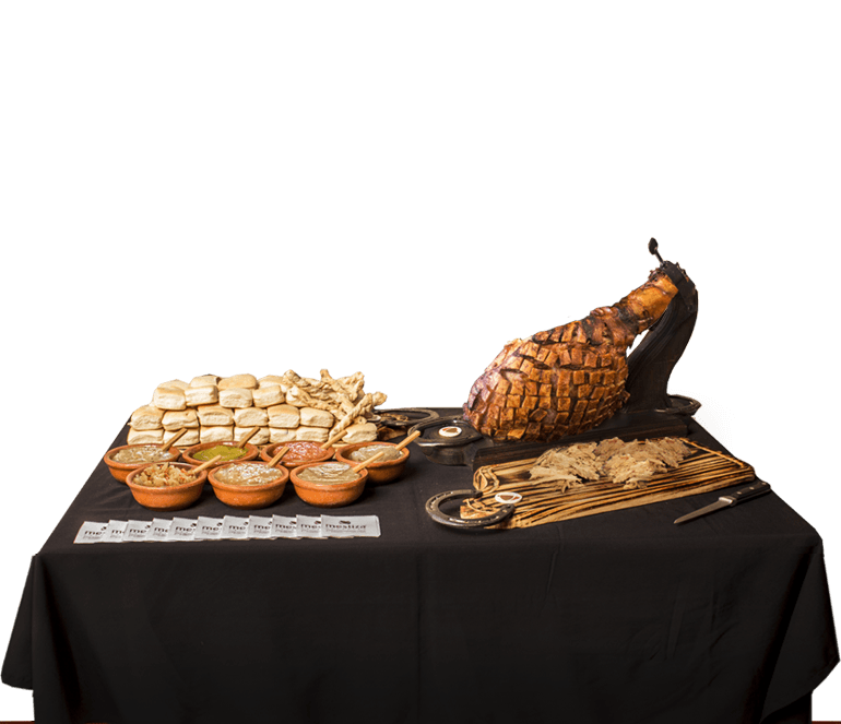 mesa con pernil panes y salsas