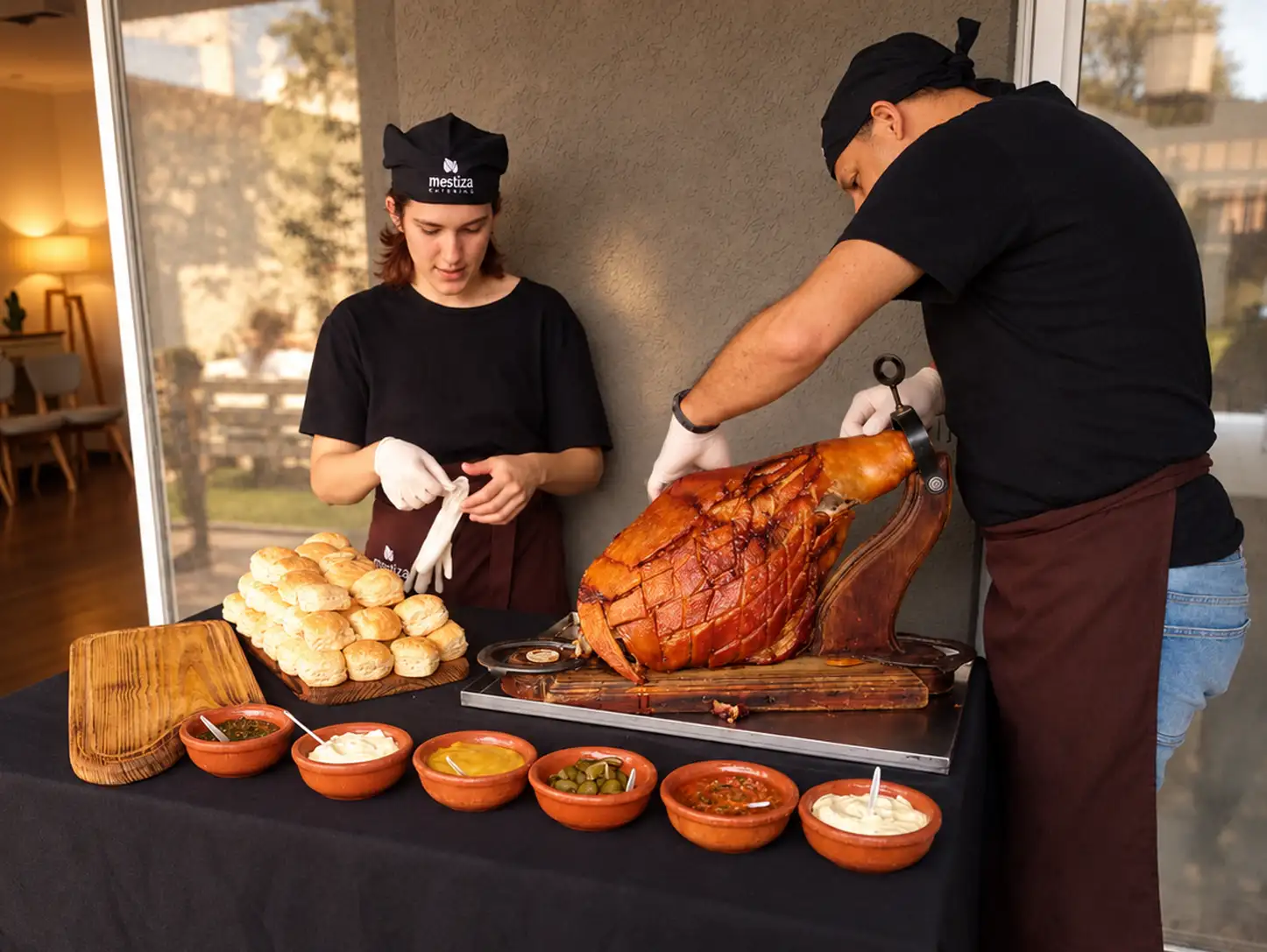 equipo de Don Pernil sirviendo pernil en un evento al aire libre
